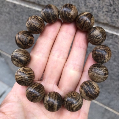 ‌带奇楠沉香手串有什么功效？