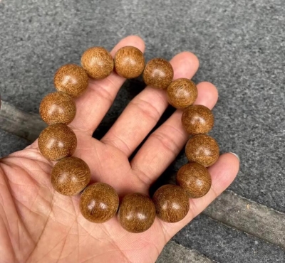 莺歌绿奇楠沉香手串价值？