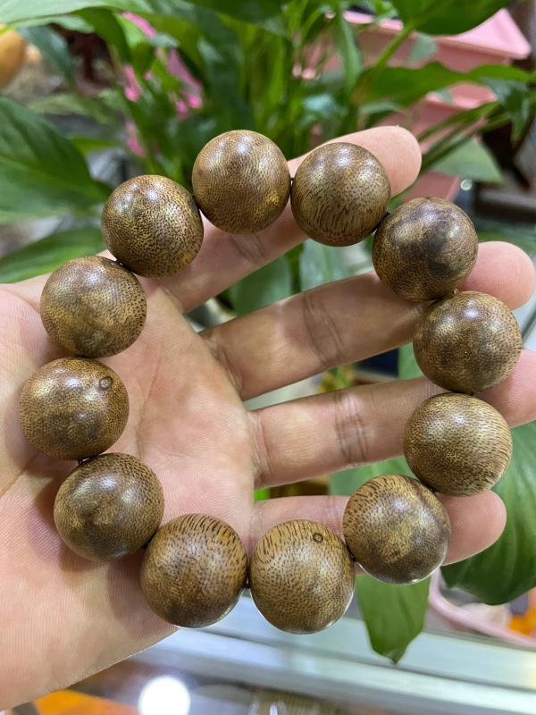 ‌市面上 2.0 沉香手串多少克？