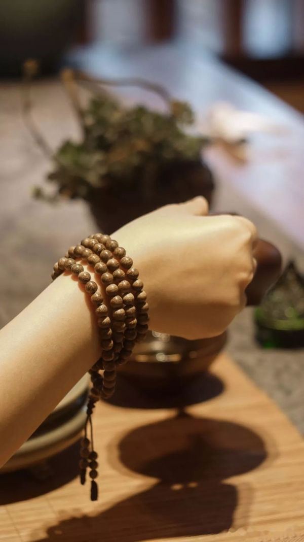 ‌沉香手串戴久了会变色吗？